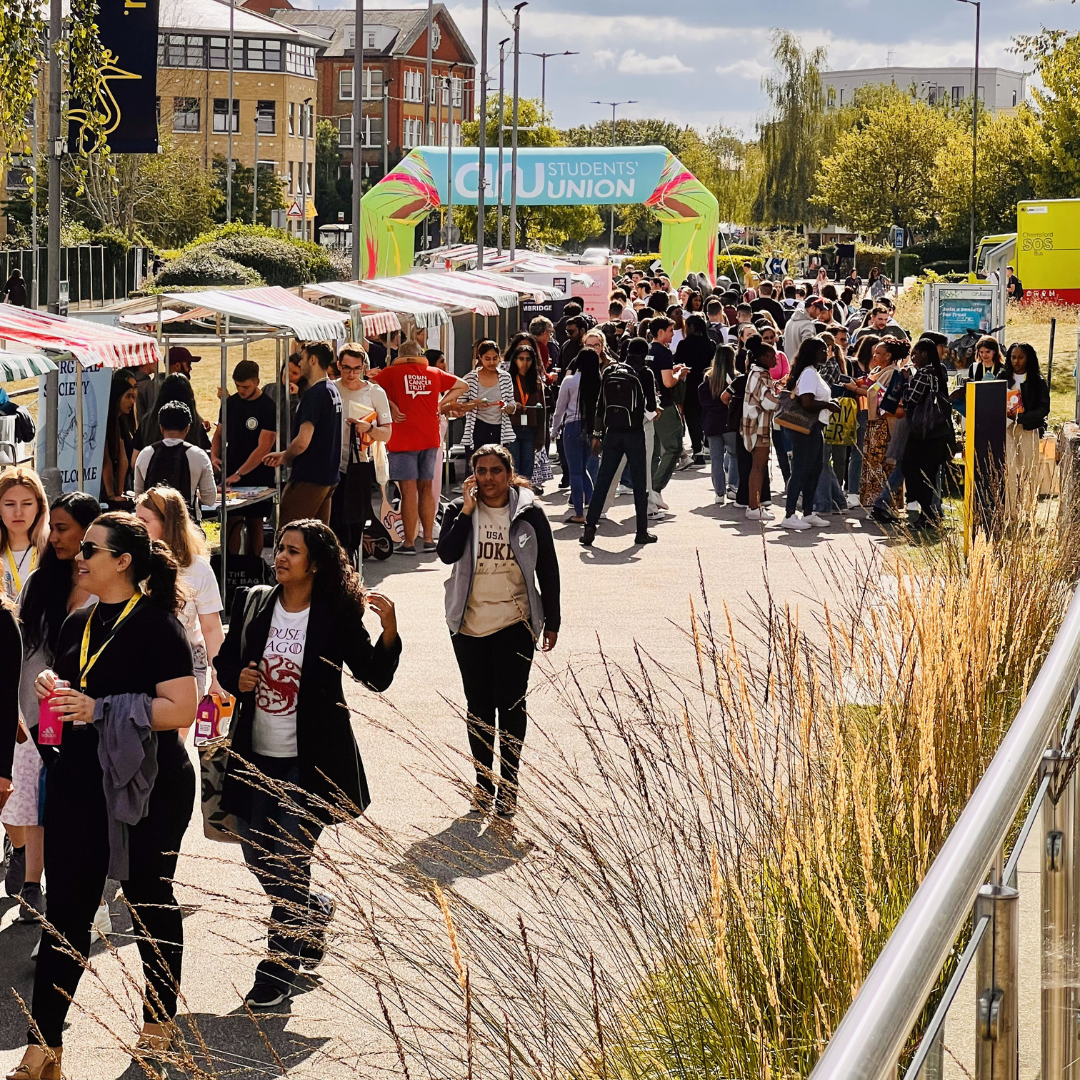 Crowd of students visiting the Welcome Fair 